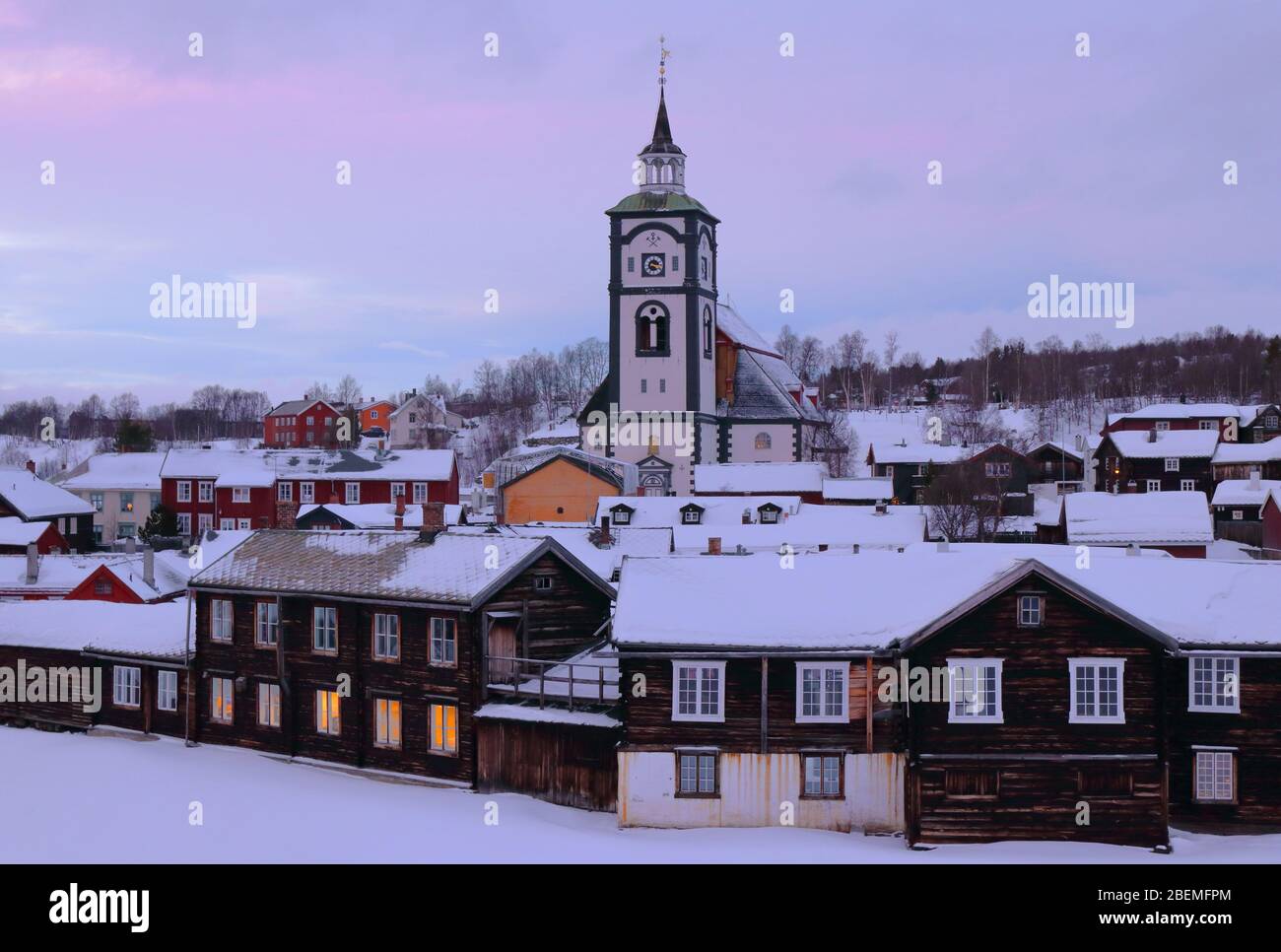 La storica città mineraria di Røros con la chiesa Bergstadens Ziir in inverno, Norvegia. Foto Stock