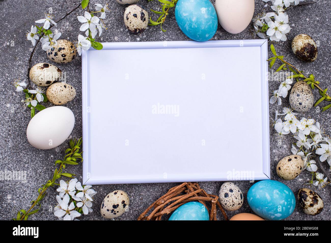 Uova di Pasqua e carta vuota Foto Stock
