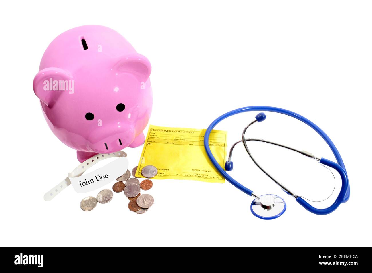 Colpo orizzontale di una banca di piggy rosa con uno stetoscopio blu, monete e un cuscinetto di prescrizione. Sfondo bianco. Foto Stock
