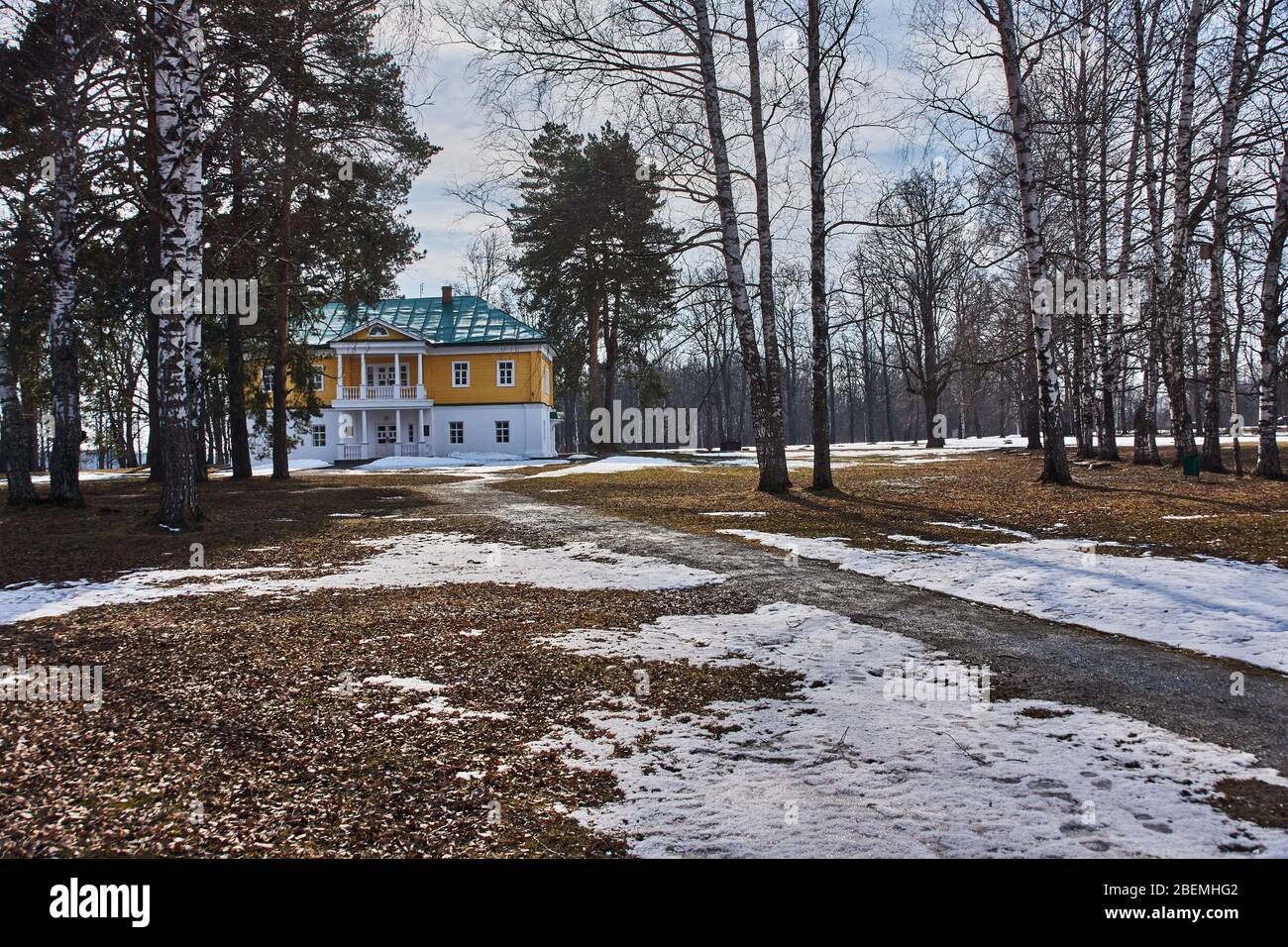 La tenuta della famiglia Pushkin. Il poeta Pushkin visitò e visse in questa casa tre volte. Al centro della casa si trova un secondo piano Foto Stock