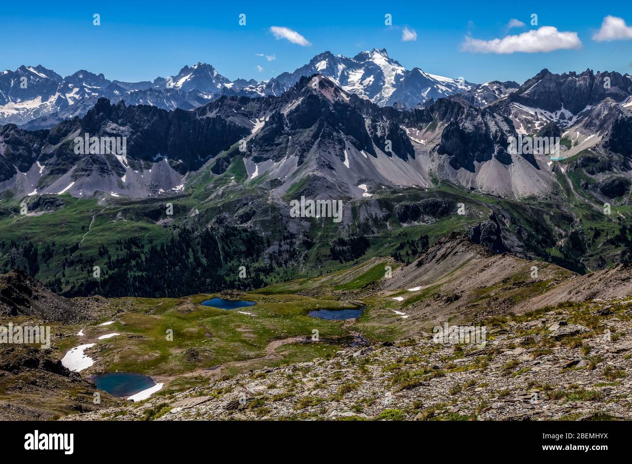 Vista del massiccio degli Ecrins sullo sfondo con i piccoli Laghi Gradioles nel primo aereo sulla Valle di Claree in Haute Alpes, Nevache. Foto Stock