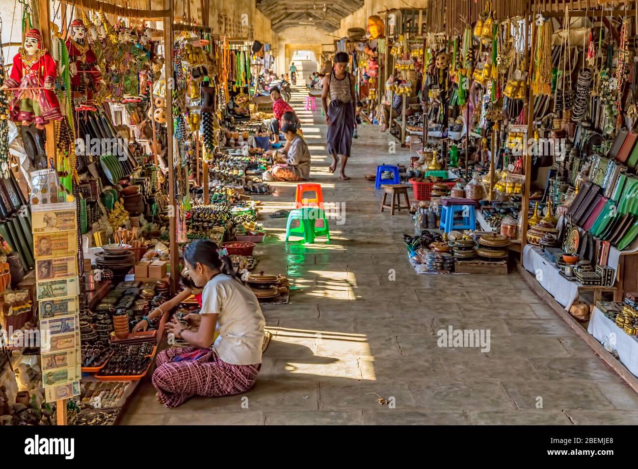 NZAUNG-U, MYANMAR - mercato di strada Foto Stock