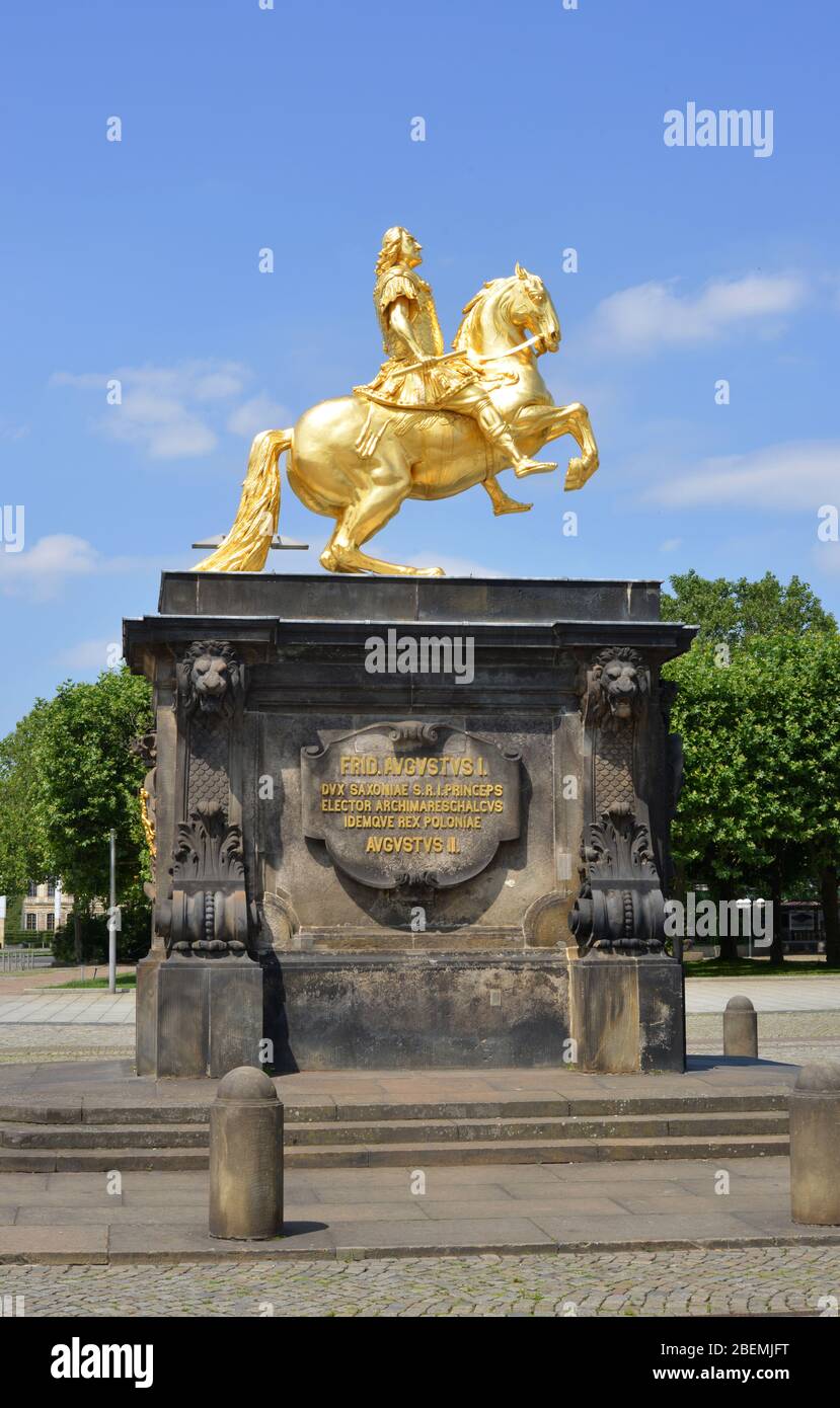 Dresda, Germania 07-18-2017, il Golden Rider (tedesco: Goldener Reiter) Foto Stock