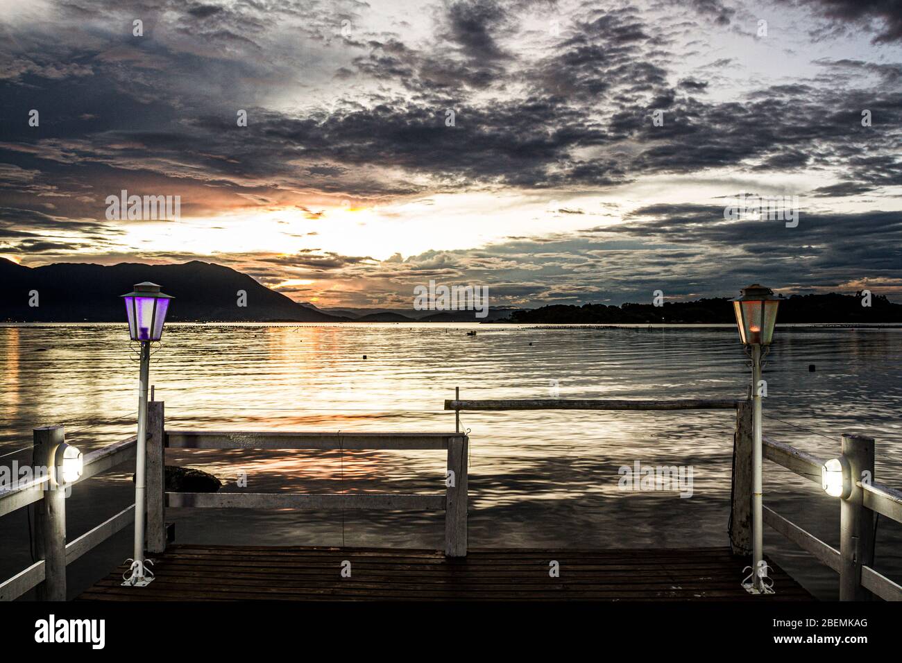 Lampade su un ponte a Ribeirao da Ilha Beach al crepuscolo. Florianopolis, Santa Catarina, Brasile. Foto Stock