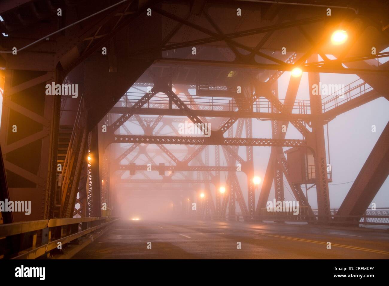 Moody Misty nebbia mattina sullo storico ponte di Broadway a Portland, Oregon Foto Stock