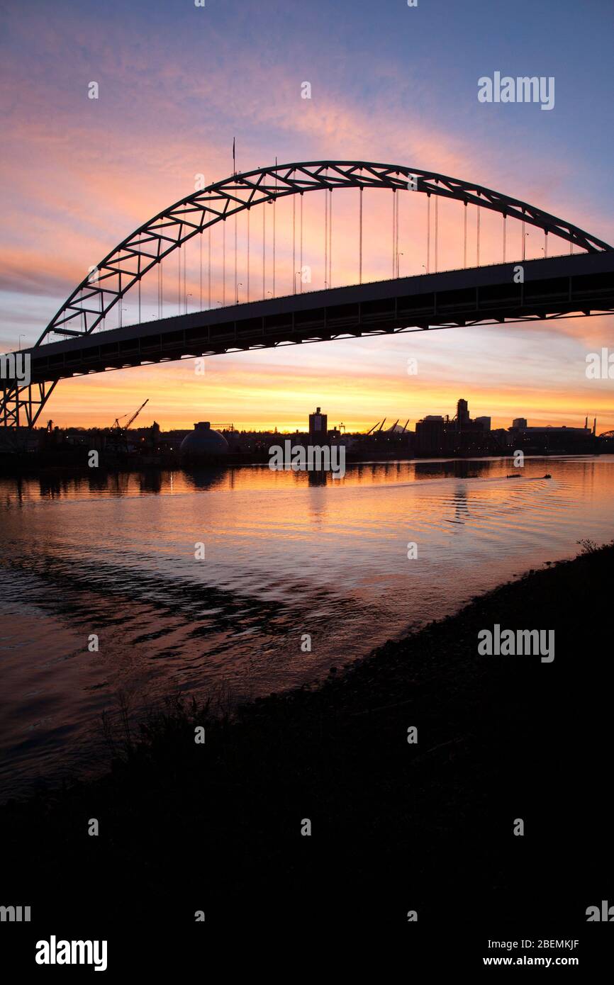 Fremont Bridge a Portland con un cielo rosa all'alba Foto Stock