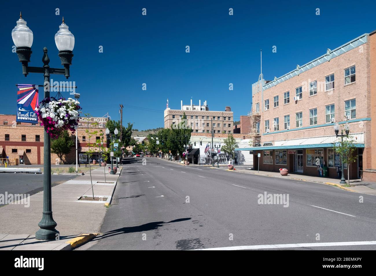 Vista dei negozi e dei ristoranti nel centro di Klamath Falls, Oregon, sotto un cielo azzurro Foto Stock