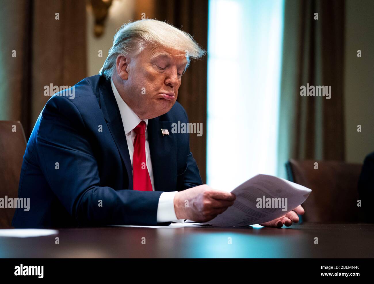 Il presidente degli Stati Uniti Donald J. Trump fa delle osservazioni mentre incontra i pazienti recuperati del COVID-19 nella stanza del Gabinetto, martedì 14 aprile 2020. Credito: Doug Mills/Pool via CNP /MediaPunch Foto Stock