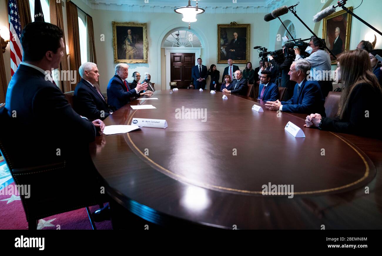 Il presidente degli Stati Uniti Donald J. Trump fa delle osservazioni mentre incontra i pazienti recuperati del COVID-19 nella stanza del Gabinetto, martedì 14 aprile 2020. Credito: Doug Mills/Pool via CNP /MediaPunch Foto Stock