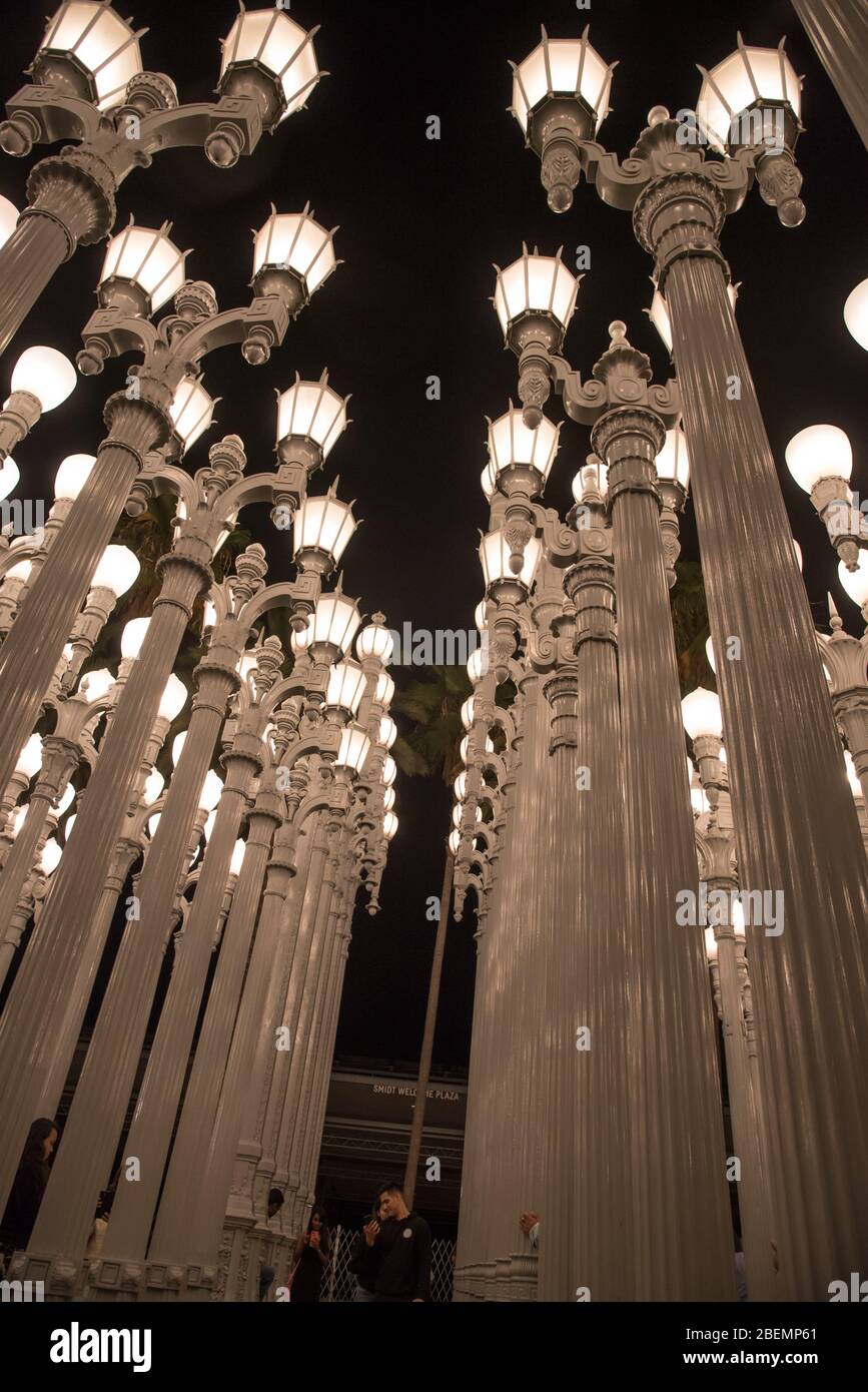 LOS ANGELES, CA/USA - 1 SETTEMBRE 2019: La scultura di luce urbana al Museo d'Arte della Contea di Los Angeles è un popolare hot spot fotografico di Instagram Foto Stock