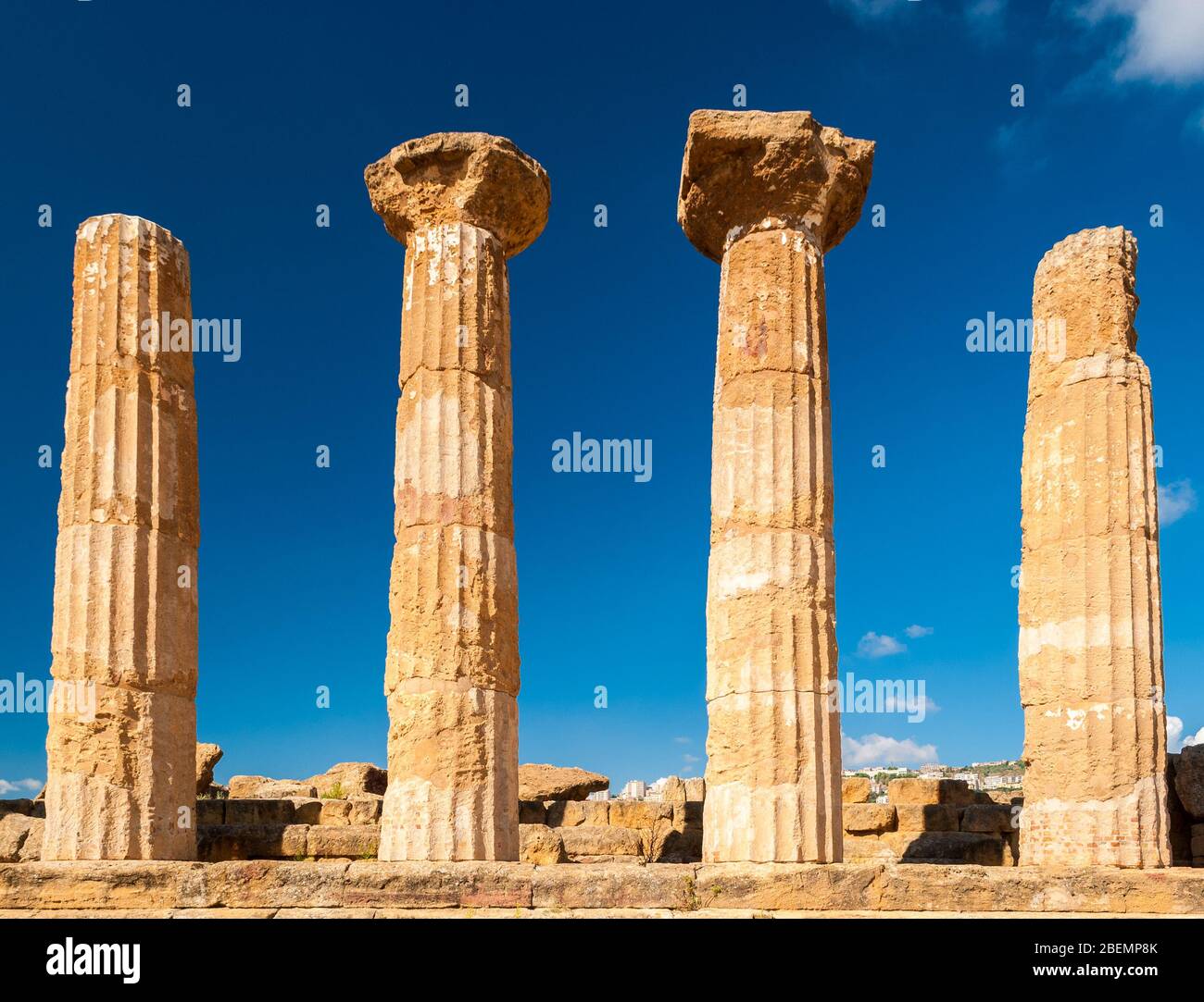 Colonne doriche del tempio degli Eraci ad Agrigento con cielo blu sullo sfondo (Sicilia, Italia) Foto Stock