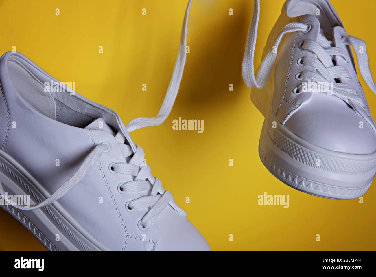 Sneaker bianche in aria. Surrealismo astratto e minimalismo concetto di shopping. Foto Stock