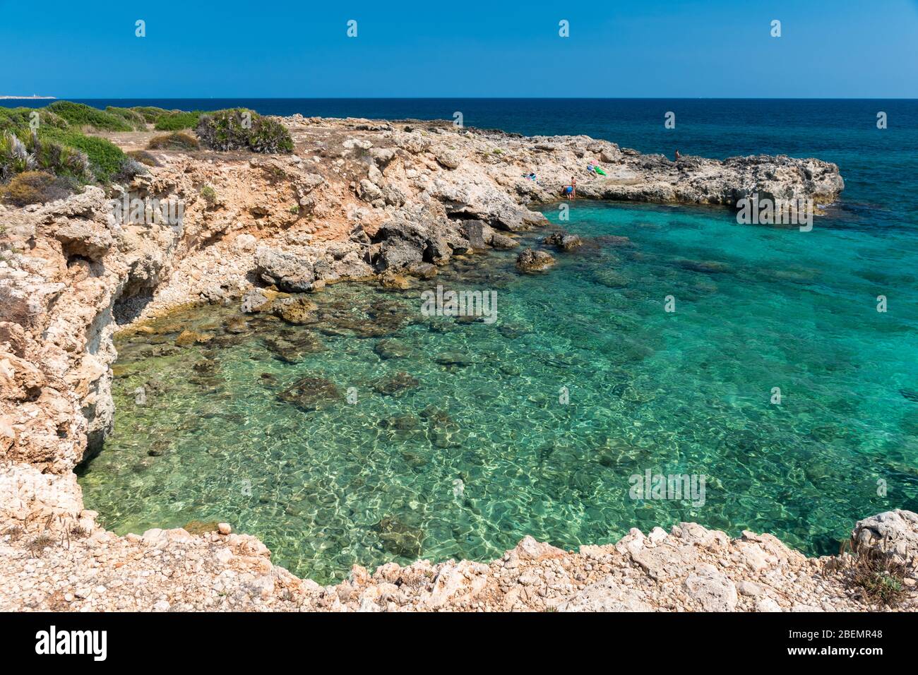 Costa rocciosa e acque trasparenti a punta Asparano, vicino Siracusa, durante l'estate (Sicilia, Italia) Foto Stock