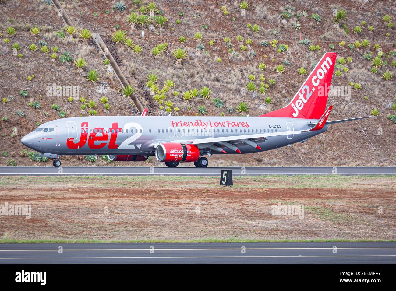 Jet2 Boeing 737-800 (G-JZBB) tassando all'aeroporto internazionale Cristiano Ronaldo Madeira, Madeira, Portogallo Foto Stock