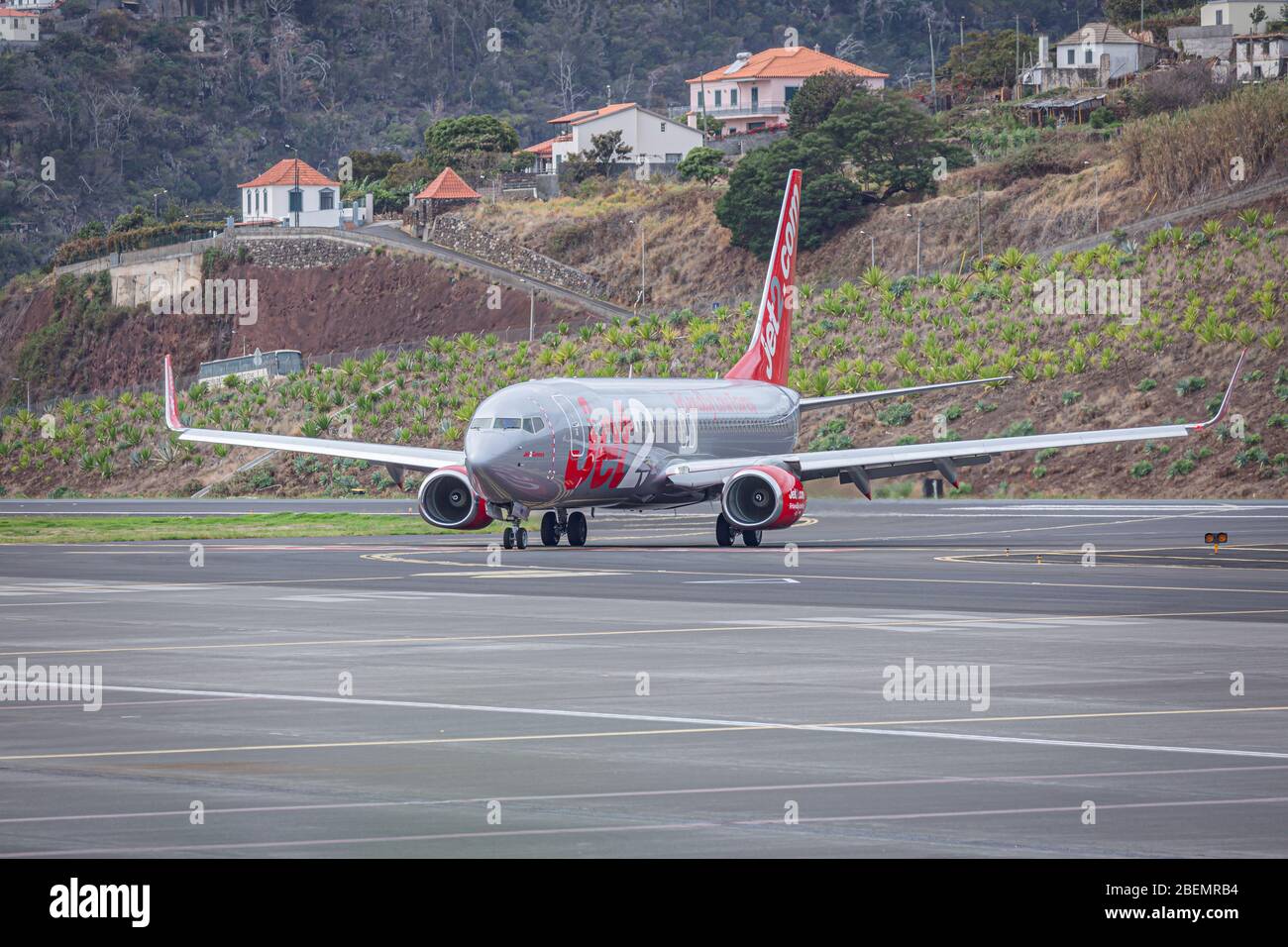 Jet2 Boeing 737-800 (G-JZBB) tassando all'aeroporto internazionale Cristiano Ronaldo Madeira, Madeira, Portogallo Foto Stock