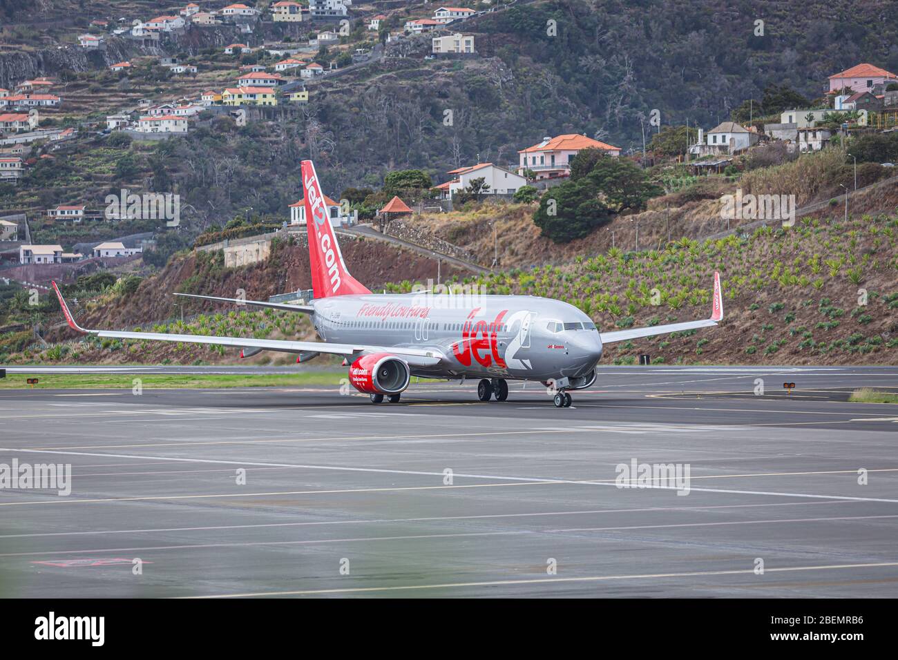 Jet2 Boeing 737-800 (G-JZBB) tassando all'aeroporto internazionale Cristiano Ronaldo Madeira, Madeira, Portogallo Foto Stock