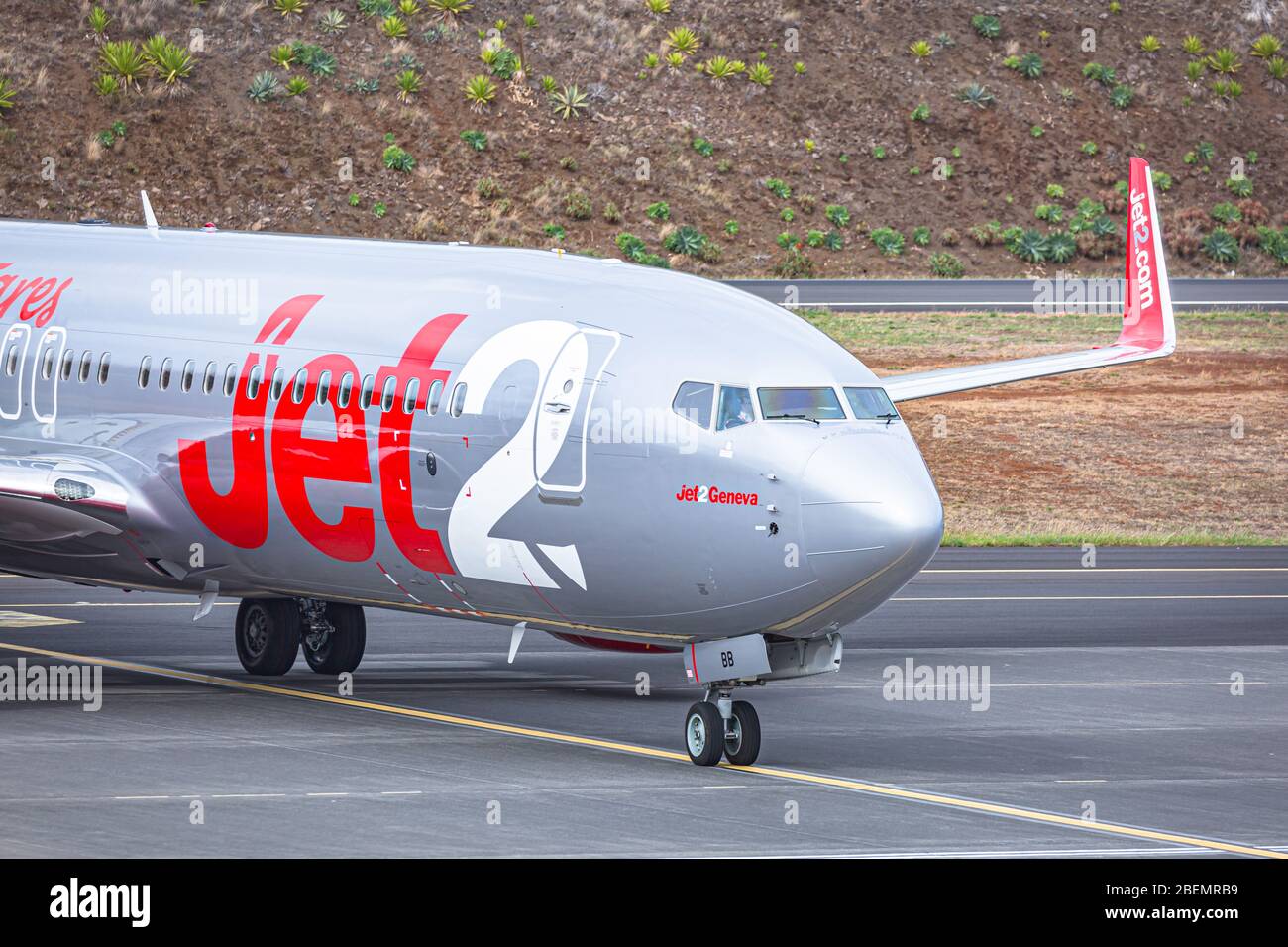 Jet2 Boeing 737-800 (G-JZBB) tassando all'aeroporto internazionale Cristiano Ronaldo Madeira, Madeira, Portogallo Foto Stock