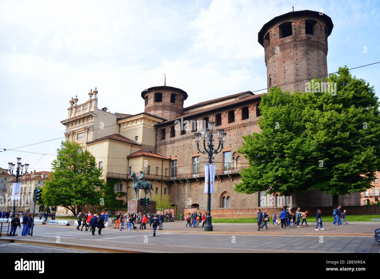 Torino, Piemonte/Italia -04/20/2019- Piazza del Castello di Torino e le porte romane. Foto Stock