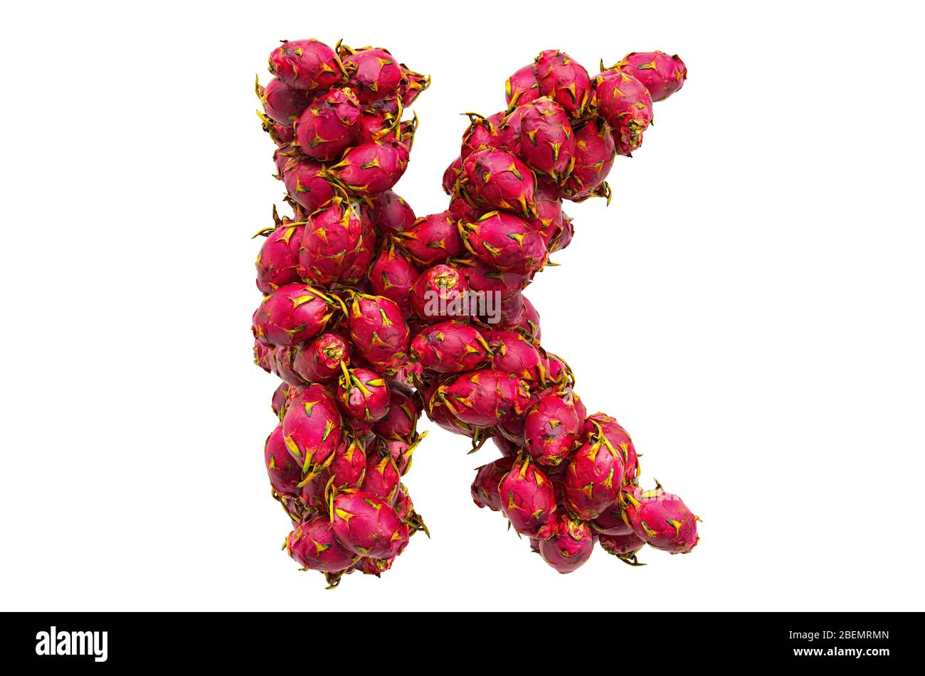 Lettera K da frutti drago, rendering 3D isolato su sfondo bianco Foto Stock