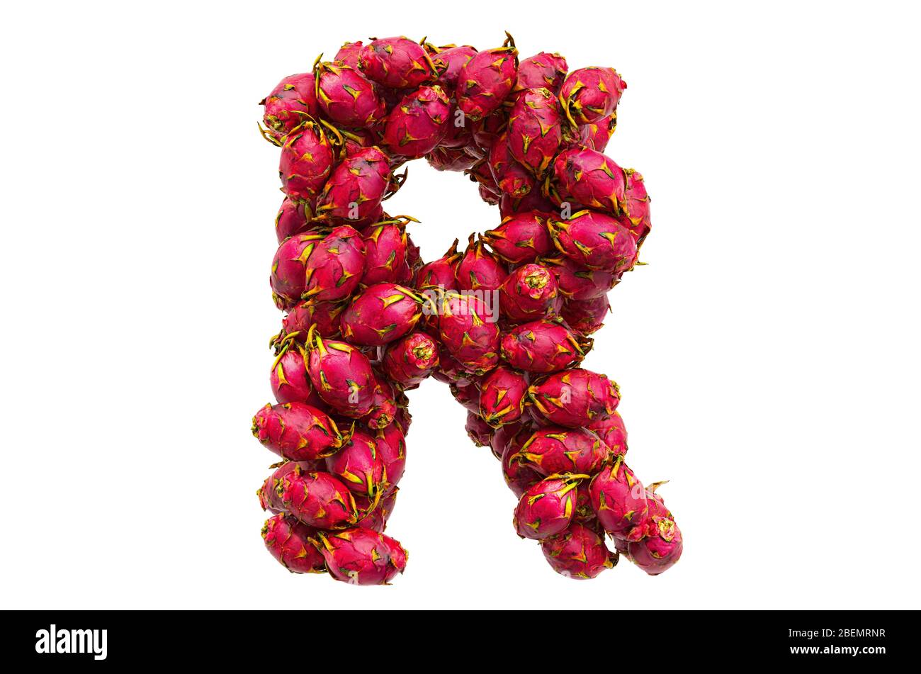 Lettera R da frutti drago, rendering 3D isolato su sfondo bianco Foto Stock