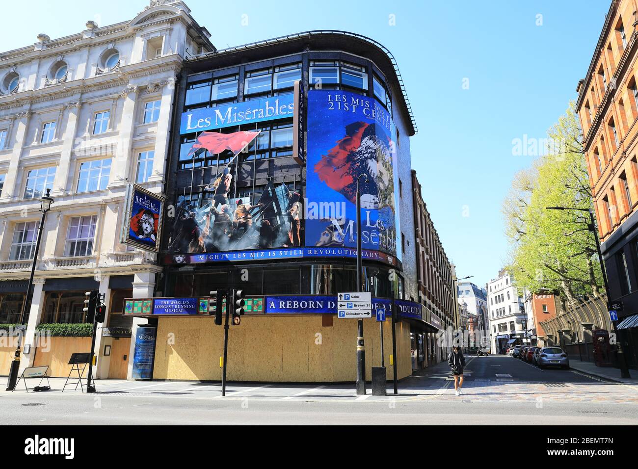 I teatri sono chiusi su Shaftesbury Avenue, nel West End di Londra, sotto l'arenata pandemia di coronavirus, Regno Unito Foto Stock