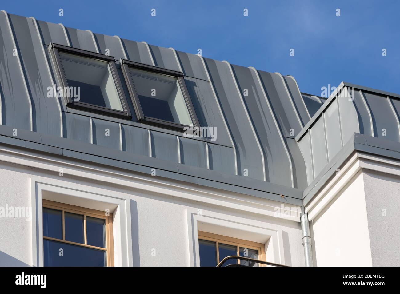 pannelli in zinco al piano attico di un moderno edificio residenziale Foto Stock