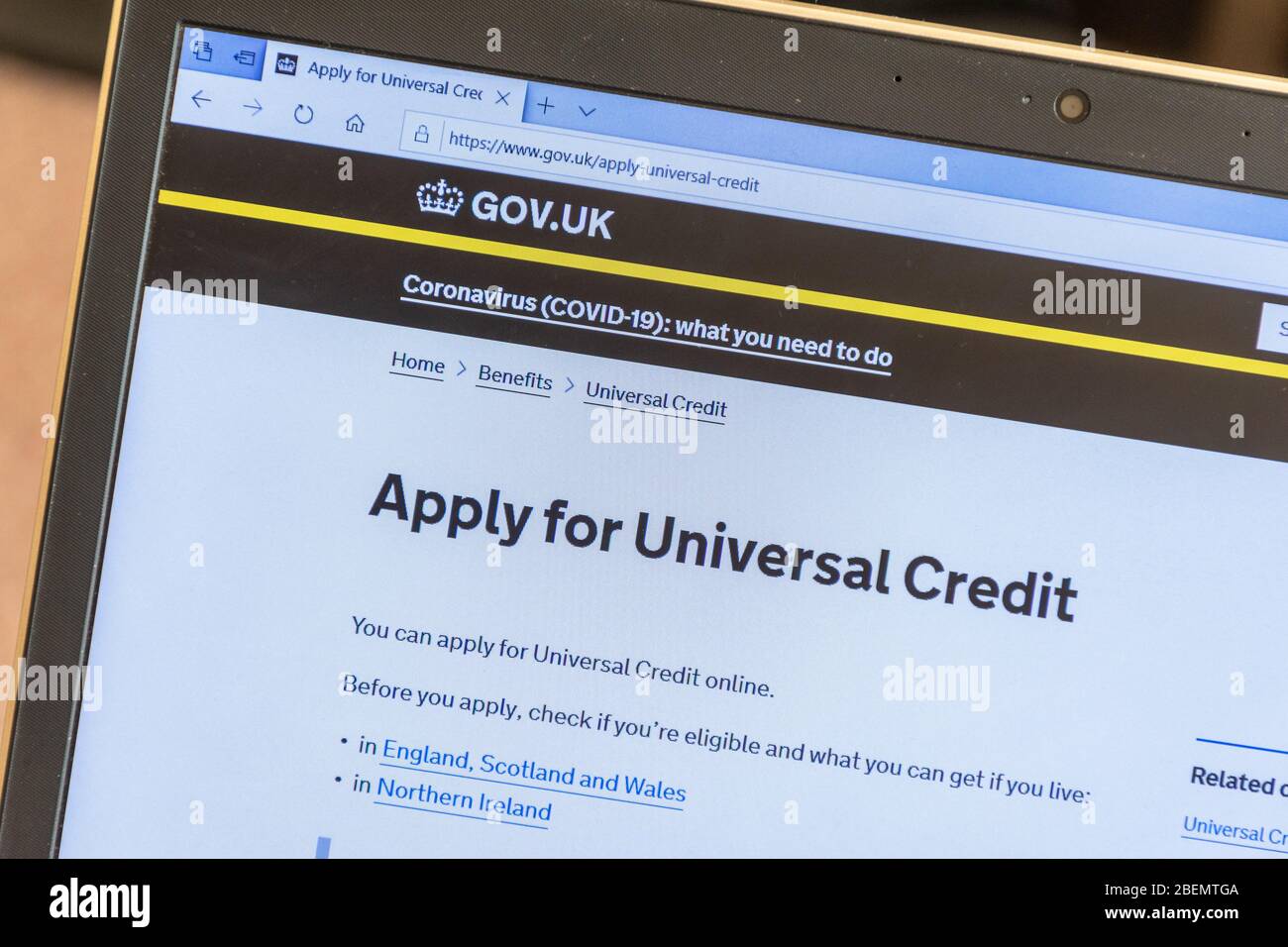 14 aprile 2020. C'è stato un grande aumento nel numero di persone che chiedono di credito universale nelle ultime due settimane a causa della perdita di reddito durante il coronavirus covid-19 pandemic. Foto Stock