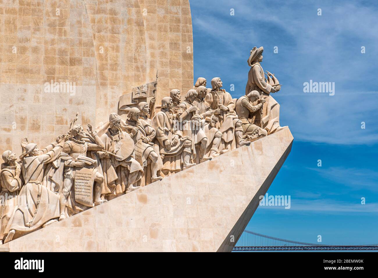 Lisbona, Portogallo. Il monumento alle scoperte, o Padrão dos Descobrimentos, è stato costruito nel 1960, 500 anni dopo la morte di Enrico Navigator Foto Stock
