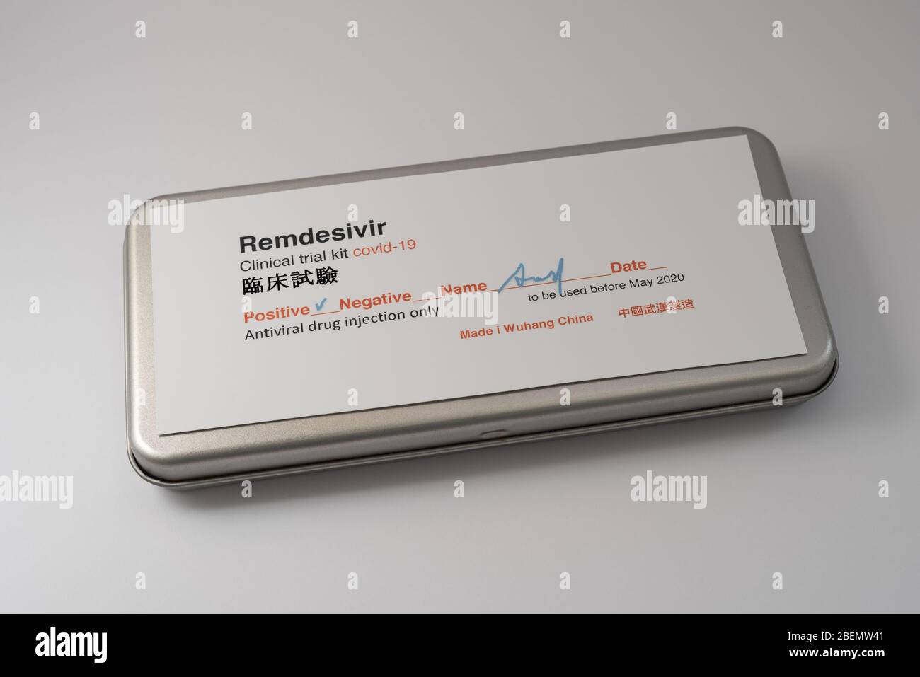 Scatola metallica con kit di prova del medicinale Remdesivir contro il virus corona, Danimarca, 16 aprile 2020 Foto Stock