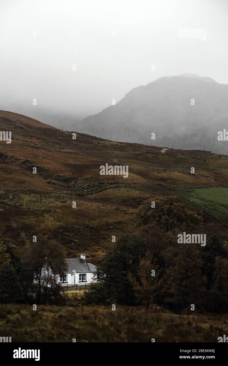 Castello isolato nel mezzo delle montagne sociale distanziando dal mondo Foto Stock