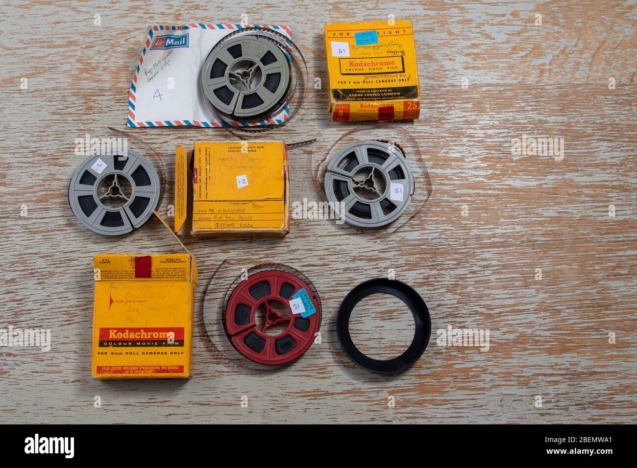 Piccole bobine assortite di film per la casa con le scatole di cartone Foto Stock