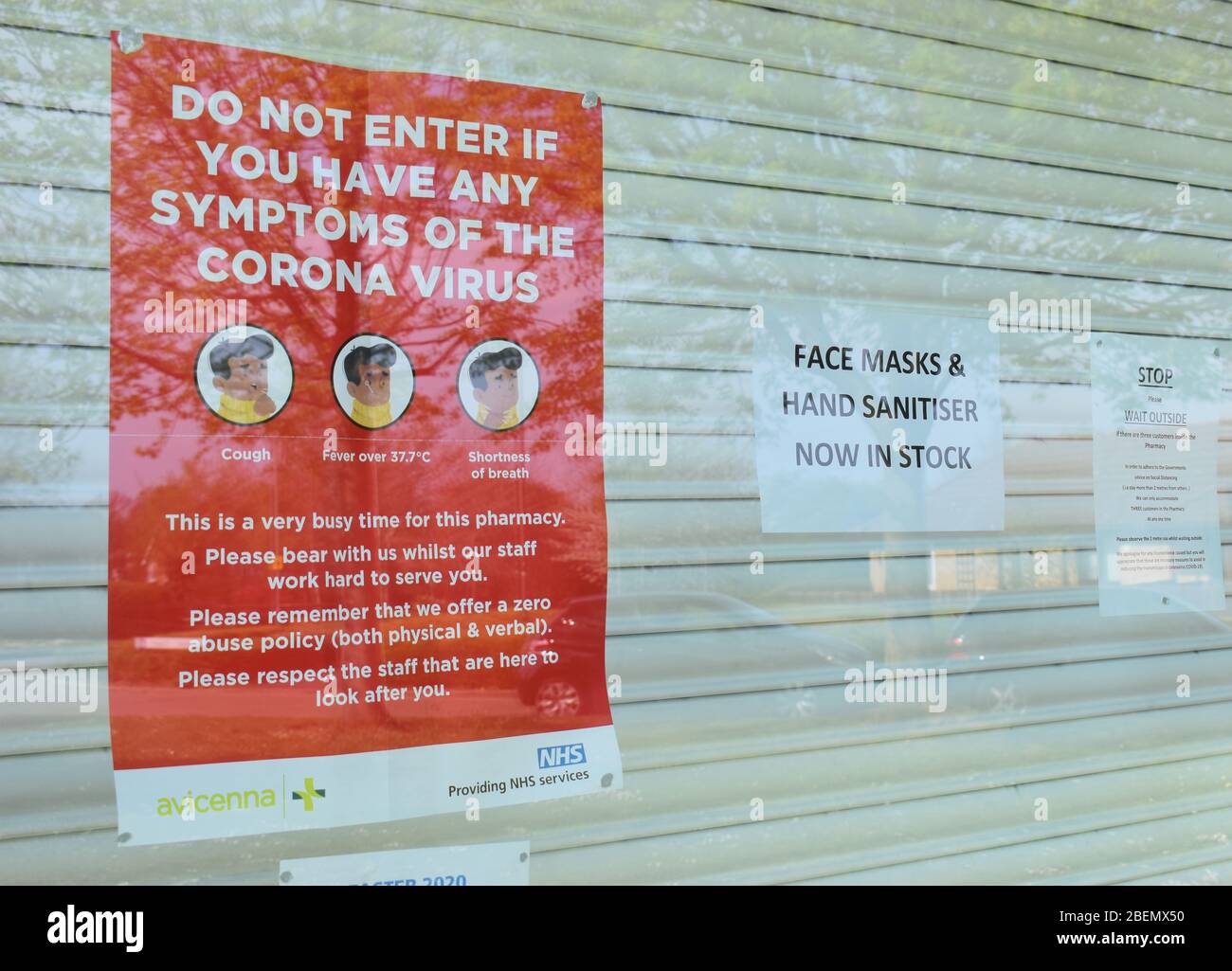 Avviso di coronavirus in una finestra di farmacia. Foto Stock