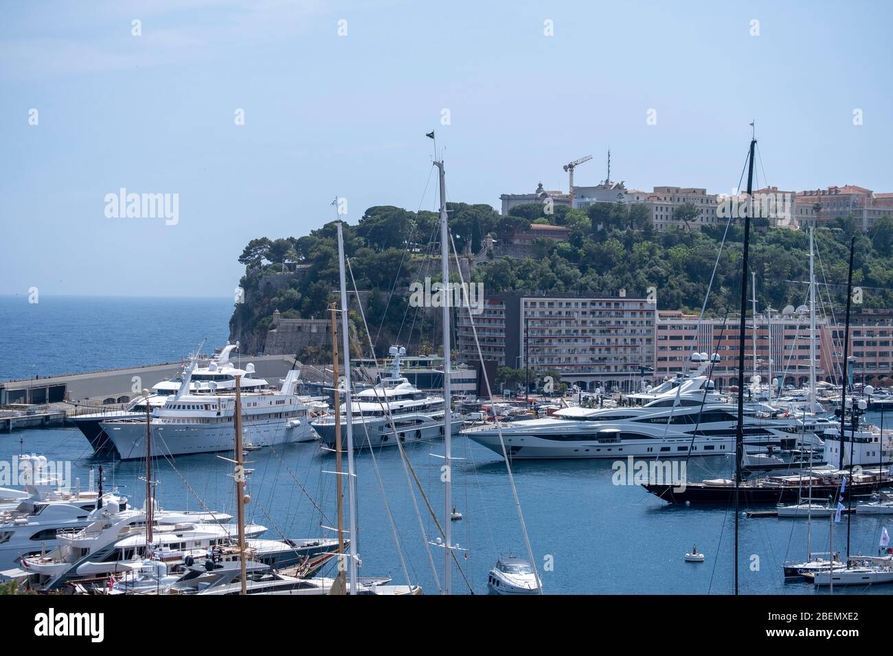 Yacht di lusso ormeggiati nel Port Hercule a Monte Carlo, Monaco, Europa Foto Stock