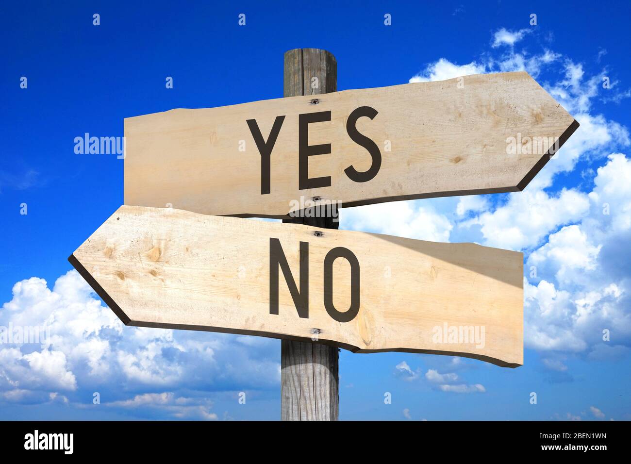 Cartello in legno con due frecce, SKY Foto Stock
