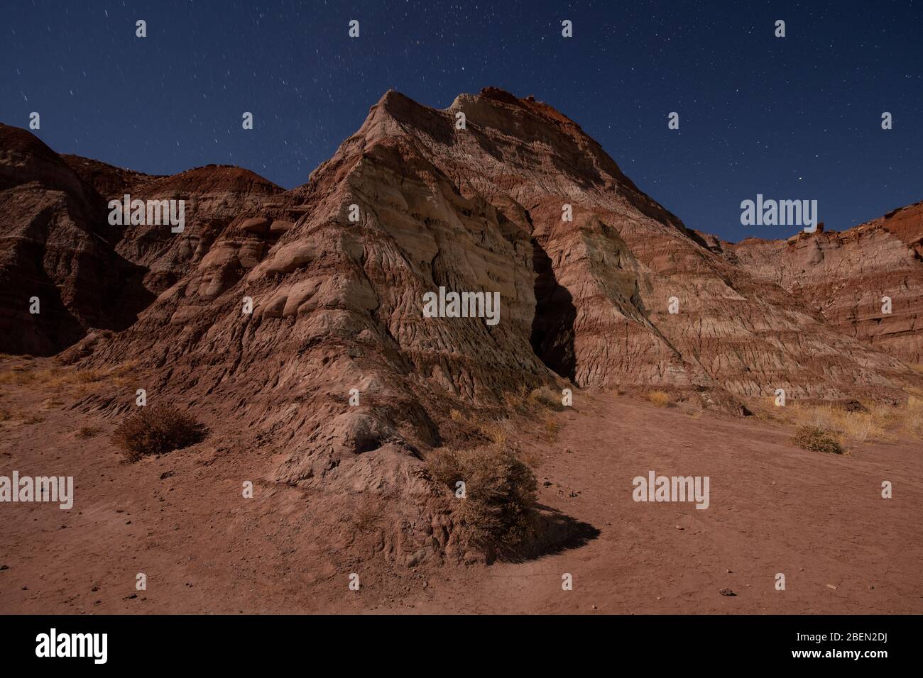 Hillside a strisce in Paria Canyon Lands nel deserto dello Utah di notte Foto Stock