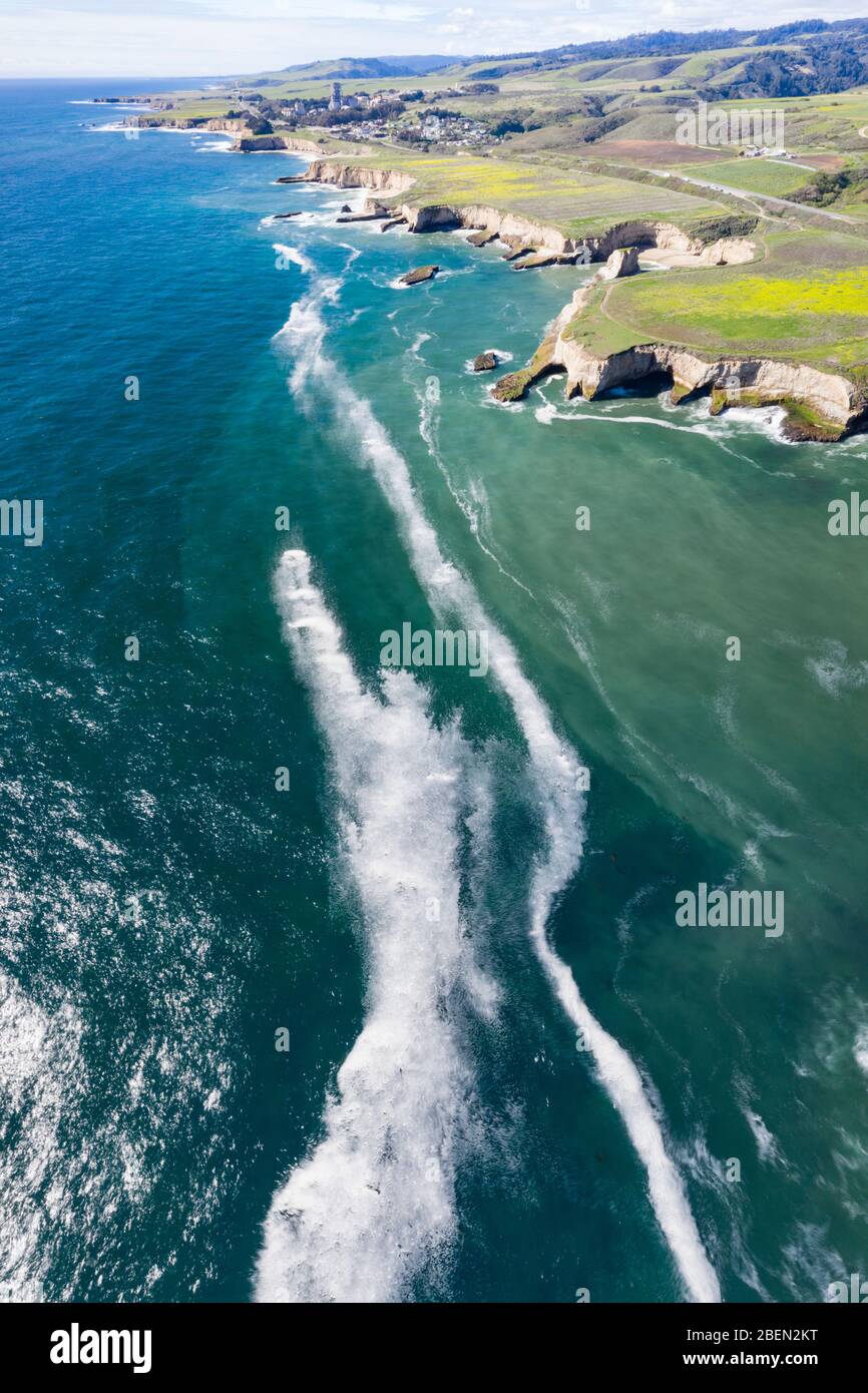 Formazioni rocciose e onde rompenti in aereo su San Simeon CA Foto Stock