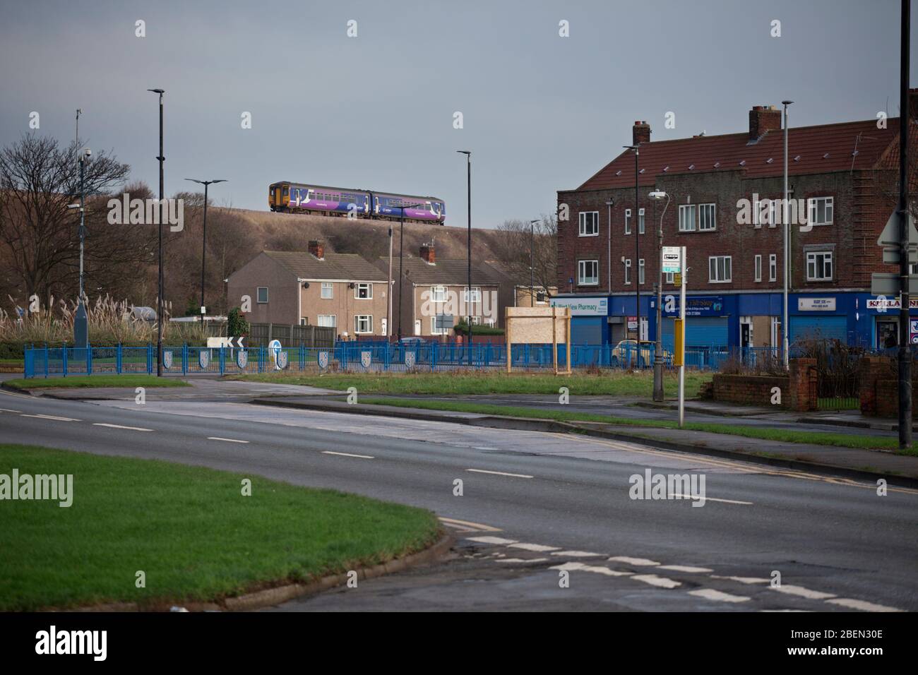 Treno ferroviario nord di classe 156 sprinter che passa Hart Warren, Hartlepool sulla linea ferroviaria della costa di Durham Foto Stock