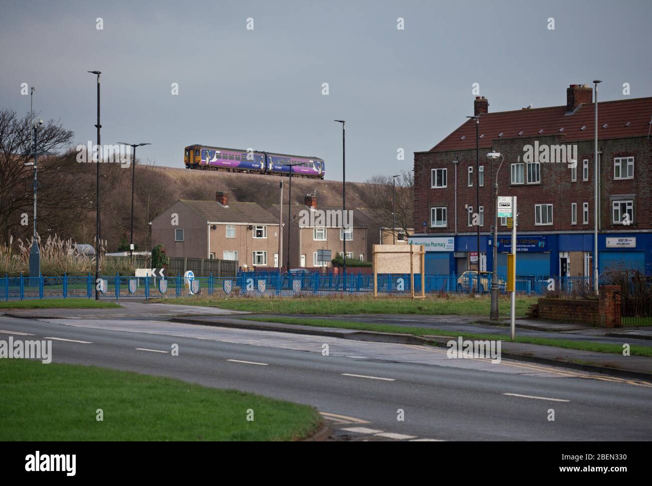 Treno ferroviario nord di classe 156 sprinter che passa Hart Warren, Hartlepool sulla linea ferroviaria della costa di Durham Foto Stock