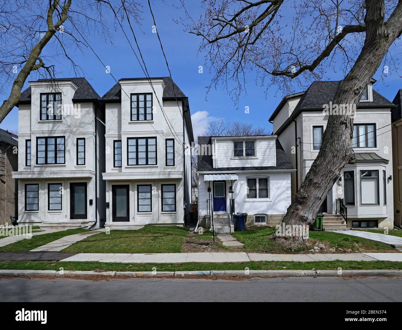 Strada con rinnovamento urbano, nuove case più grandi che sostituiscono quelle più piccole Foto Stock