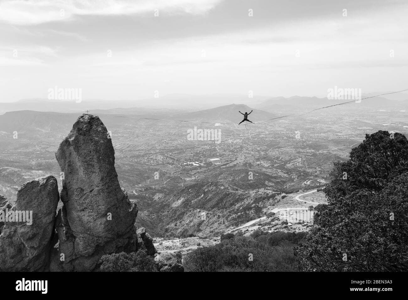 Un uomo bilancia con gambe e braccia aperte in un highline a Los Frailes Foto Stock