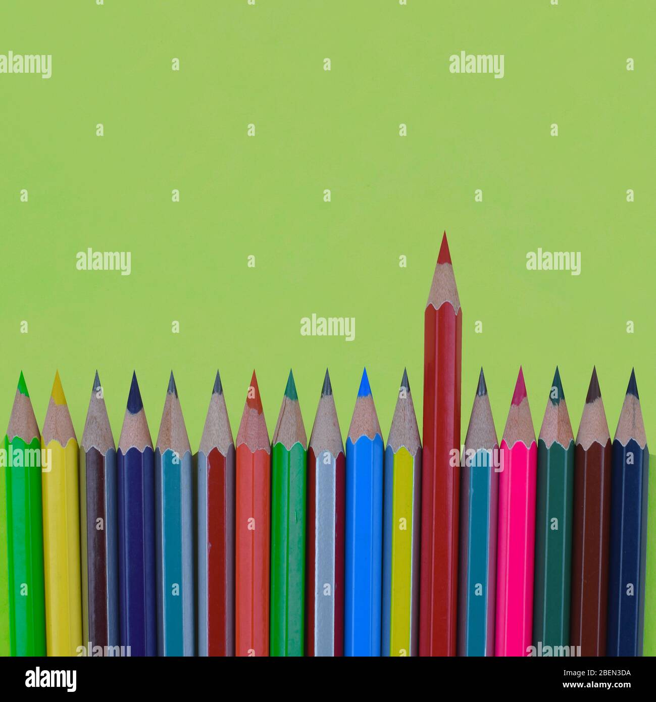 Fila di matita di diversi colori pastello posto su uno sfondo vuoto carta  verde chiaro Foto stock - Alamy