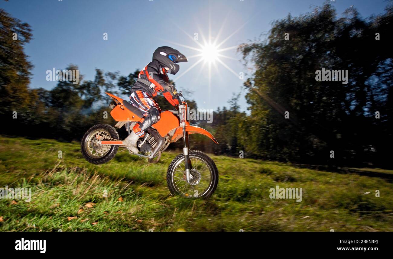 ragazzo di 12 anni che salta con la sua moto fuoristrada Foto Stock