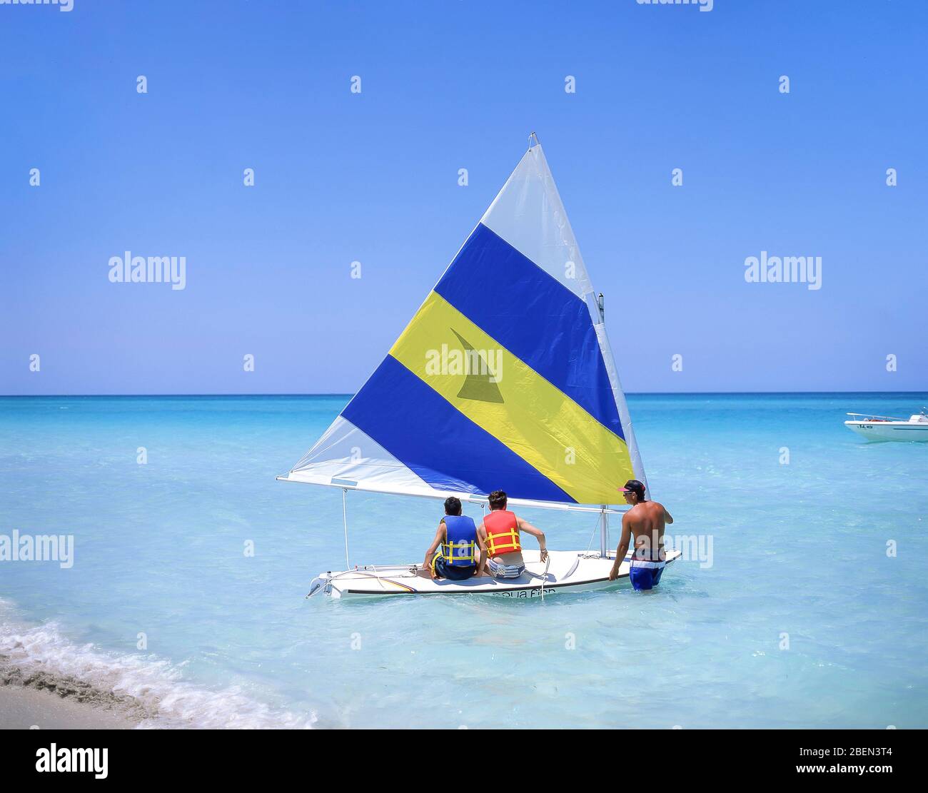 Aqua Finn vela dingy, Varadero, Matanzas, Repubblica di Cuba Foto Stock