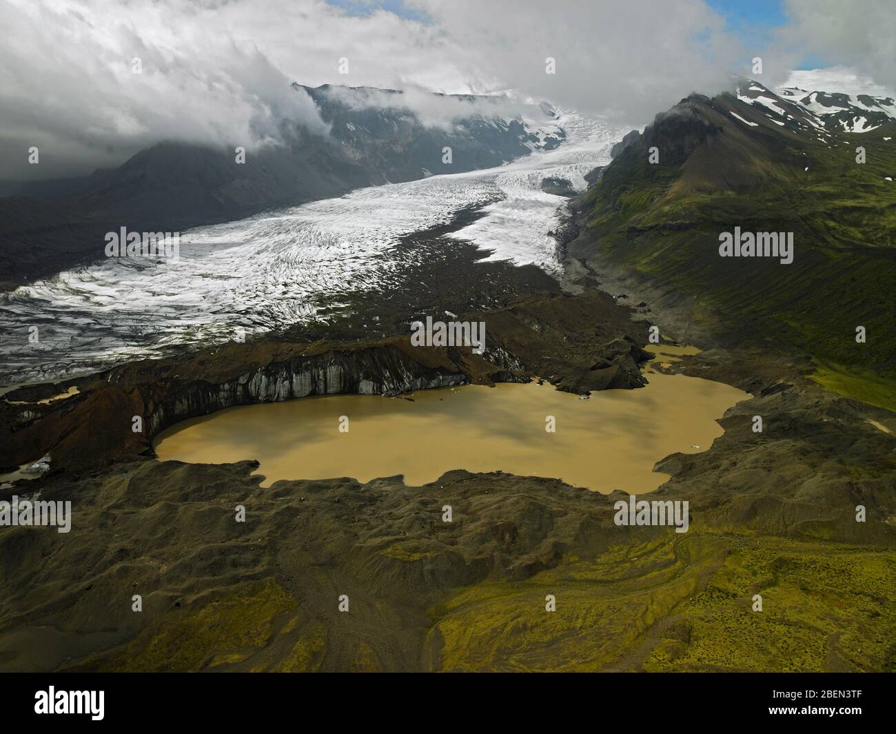 Vista aerea della laguna di ghiacciaio fangoso nell'Islanda meridionale Foto Stock