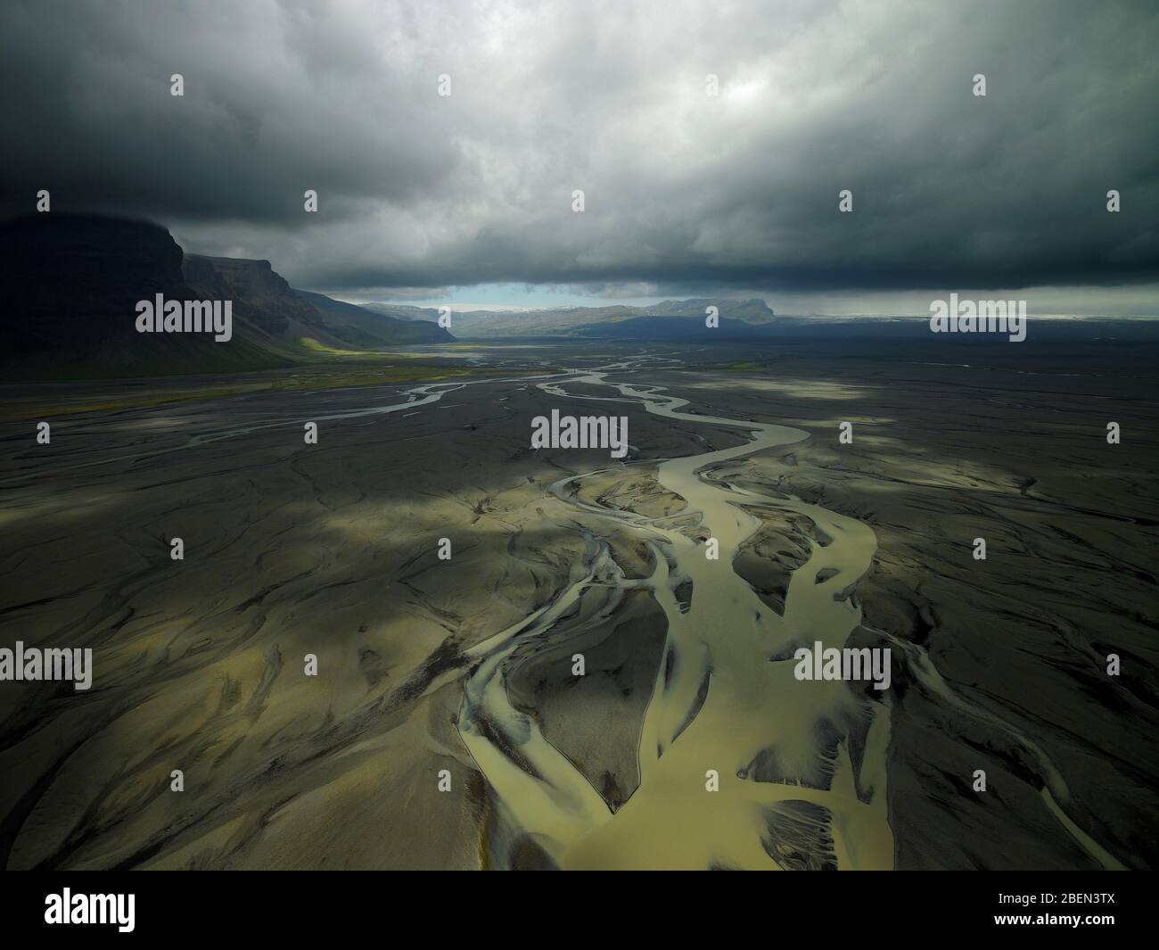 Ripresa aerea di fiumi ghiacciati nel sud dell'Islanda Foto Stock
