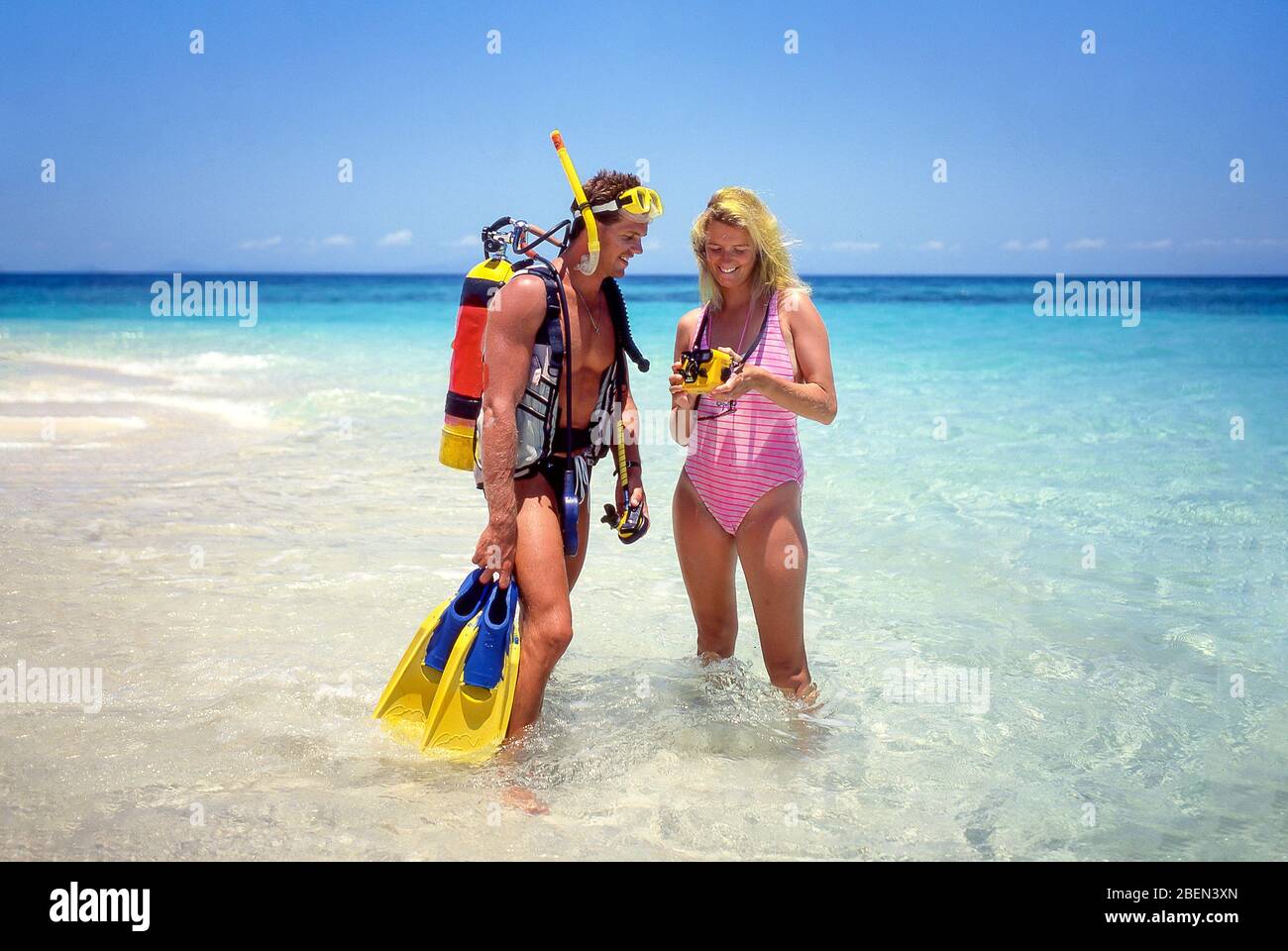 Giovane scuba diving, Kuda Bandos, Kaafu Atoll, Repubblica delle Maldive Foto Stock