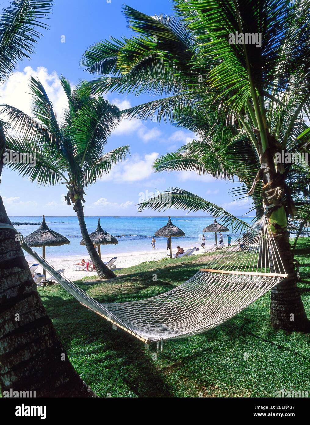 Spiaggia e amaca, Hotel Silver Beach, Trou d'Eau Douce, Flacq District, Repubblica di Mauritius Foto Stock