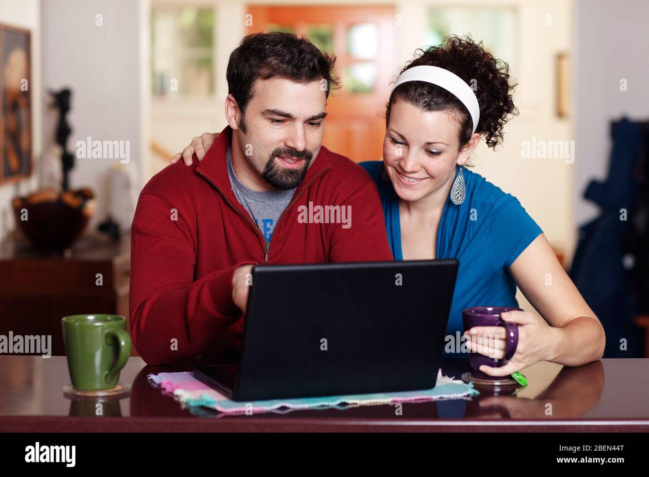 Lavoro di coppia sul computer portatile a casa Foto Stock