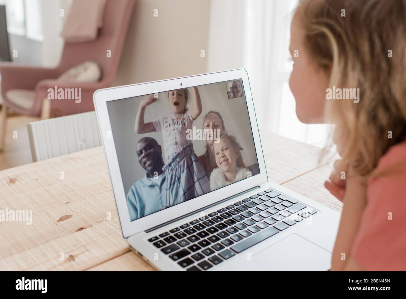 ragazza che ha una videochiamata con la sua famiglia a casa Foto Stock