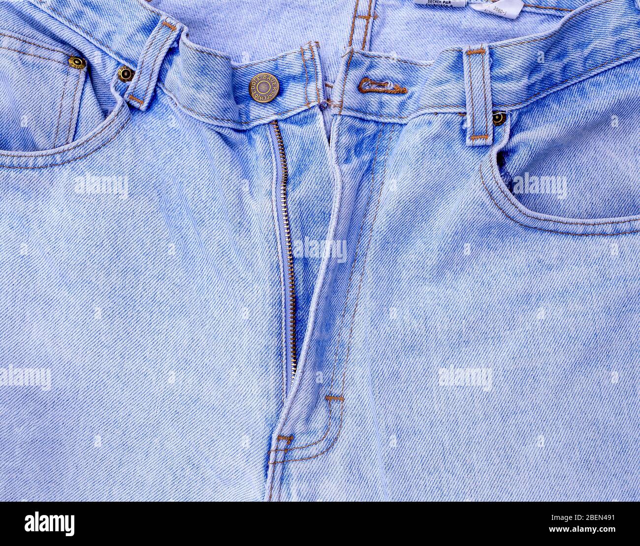 Primo piano di un paio di jeans blu sbiaditi, Grande Londra, Inghilterra, Regno Unito Foto Stock